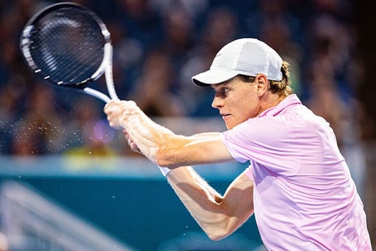 Jannik Sinner thắng set 1 trước Jiri Lehecka tại chung kết Miami Open trước khi trời mưa