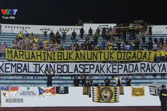 CĐV Malaysia giăng biểu ngữ chỉ trích FAM tại sân Thiên Trường sau bê bối nhập tịch