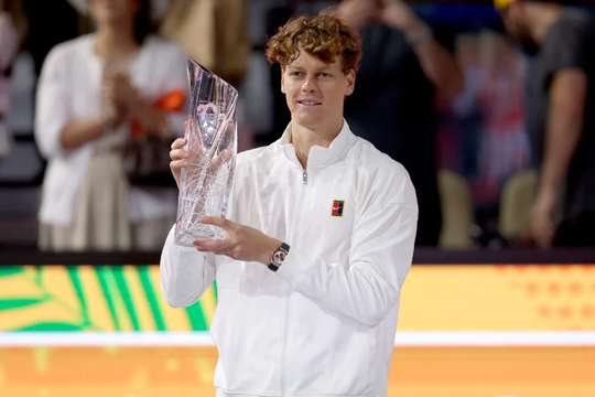 Jannik Sinner vượt Novak Djokovic và Roger Federer về tỷ lệ thắng sân cứng