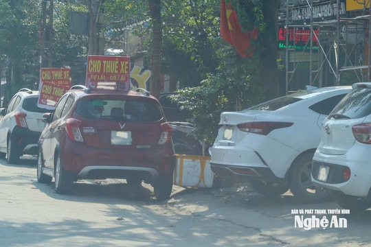 Ô tô cho thuê, xe rao bán chiếm vỉa hè, người đi bộ phải xuống lòng đường