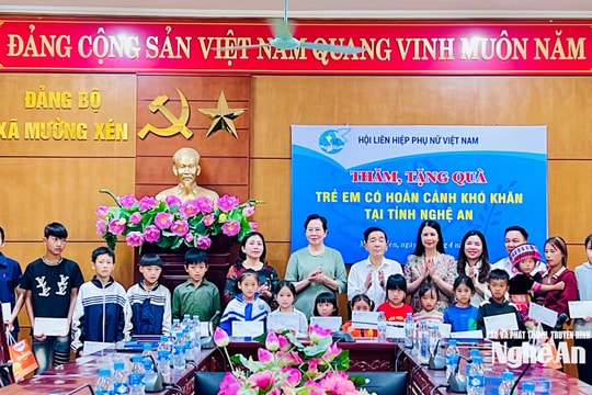 Trung ương Hội LHPN Việt Nam trao quà cho trẻ em khó khăn tại xã biên giới Mường Xén