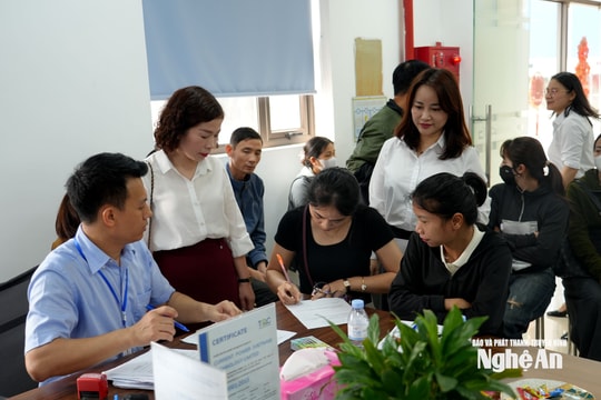 Hàng trăm lao động thất nghiệp tham gia phiên giao dịch việc làm tại doanh nghiệp
