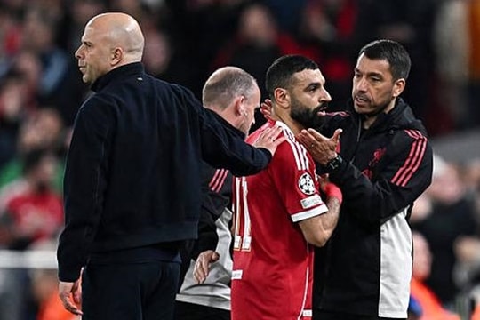 Vì sao Liverpool sa sút? Arne Slot và cái giá của những sai lầm trên thị trường chuyển nhượng