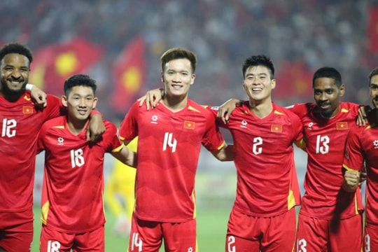 Tuyển Việt Nam thăng tiến mạnh nhất thế giới, trở lại Top 100 FIFA