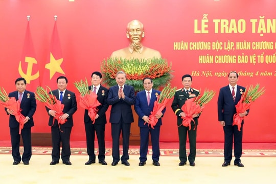 Chủ tịch nước, Thủ tướng và các ủy viên Bộ Chính trị nhận huân chương cao quý