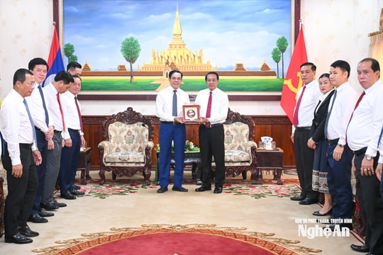 Chủ tịch UBND tỉnh Nghệ An chúc Tết lãnh đạo Ủy ban Kiểm tra Trung ương và Bộ Công an Lào