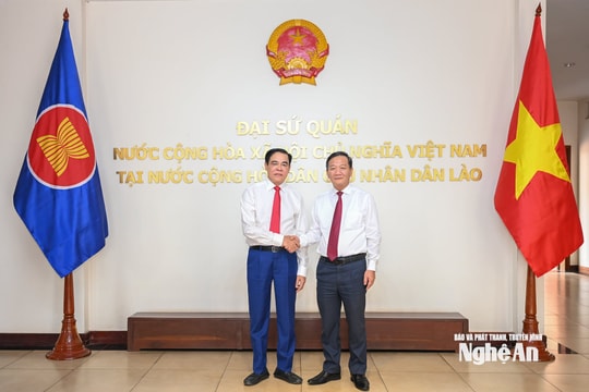 Chủ tịch UBND tỉnh Nghệ An chào xã giao Đại sứ Việt Nam tại Lào