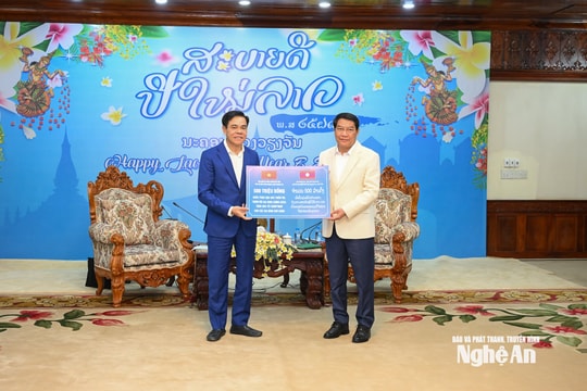 Chủ tịch UBND tỉnh Nghệ An chúc Tết cổ truyền Bunpimay Thủ đô Viêng Chăn