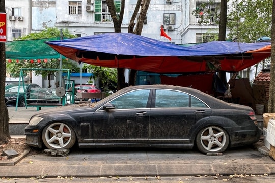 Công an tìm người 'bỏ rơi' xe Mercedes-AMG S63 10 năm trên vỉa hè Hà Nội