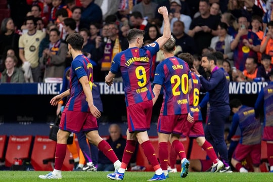 Barcelona hạ Atletico Madrid 2-1: Lewandowski và Rashford giúp Barca nới rộng cách biệt 7 điểm