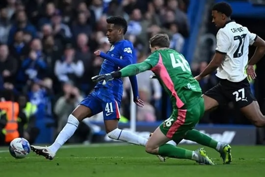 Estevao Willian xô đổ kỷ lục của Bukayo Saka khi Chelsea vùi dập Port Vale 7-0