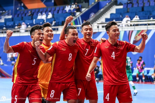Công Phượng 'tiếp lửa' cho bóng hồng sân cỏ ở Đại học Kinh tế TP. HCM; Tuyển Futsal Việt Nam thắng đậm