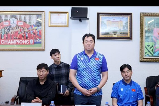 VFF chính thức gia hạn hợp đồng với huyền thoại Lee Woon-jae đến năm 2027