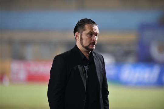 HLV Velizar Popov nghi ngại sự thiếu thống nhất giữa trọng tài và VAR tại V.League