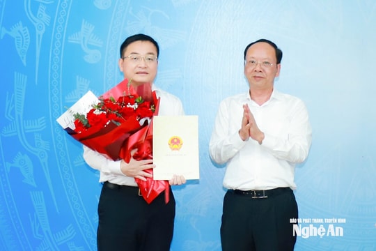 Trao quyết định bổ nhiệm Phó Trưởng ban Quản lý Khu Kinh tế Đông Nam Nghệ An