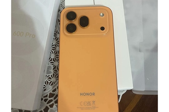HONOR 600 Pro lộ ảnh thực tế với pin 9,000 mAh và thiết kế camera độc đáo