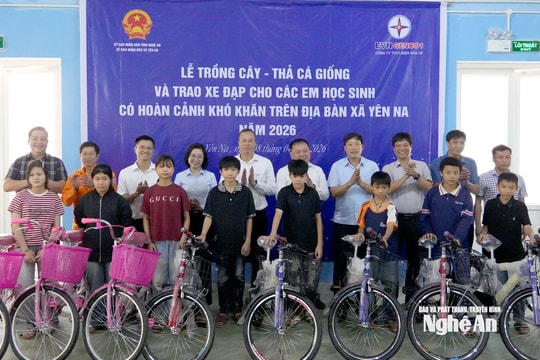Công ty Thuỷ điện Bản Vẽ tổ chức trồng cây, thả cá giống và tặng quà cho học sinh xã Yên Na