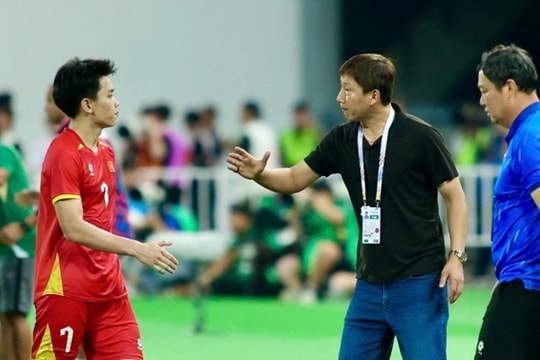 HLV Kim Sang-sik tính bổ sung Đình Bắc dự ASIAD 20, Malaysia nhắm cựu cầu thủ Arsenal