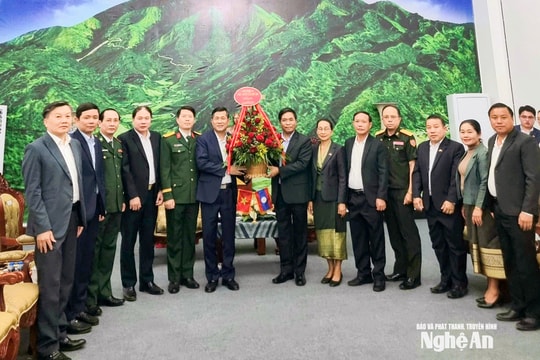Lãnh đạo tỉnh Nghệ An chúc Tết Bunpimay tỉnh Xay Sổm Bun