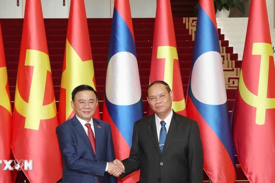 Lễ đón chính thức Thường trực Ban Bí thư Trần Cẩm Tú tại Thủ đô Viêng Chăn