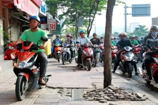 Đi xe máy leo vỉa hè năm 2026 bị phạt bao nhiêu tiền?