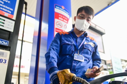 Giá xăng RON95 giảm mạnh gần 3.000 đồng/lít, có loại dầu giảm tới gần 10.000 đồng/lít
