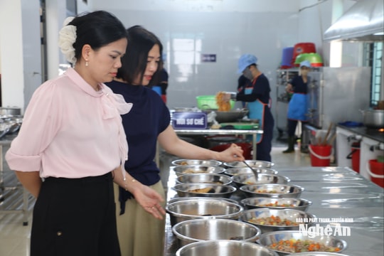 Phụ huynh "chung tay" giám sát an toàn thực phẩm ở các nhà trường