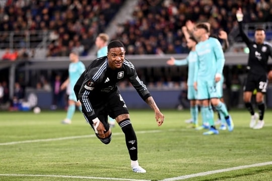 Aston Villa đặt một chân vào bán kết Europa League sau chiến thắng 3-1 trước Bologna