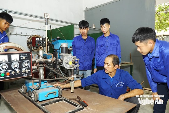 Doanh nghiệp FDI “khát” lao động phổ thông: Đâu là điểm nghẽn?