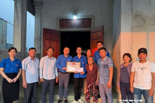 Khen thưởng nam sinh lớp 10 Trường THPT Nghi Lộc 3 dũng cảm cứu người đuối nước