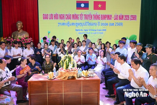 Gặp mặt lưu học sinh Lào tại Trường Đại học Vinh nhân Tết Bunpimay