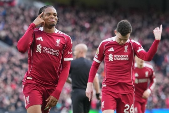 Ngumoha lập kỷ lục lịch sử, Liverpool hạ Fulham để áp sát Top 4 Ngoại hạng Anh