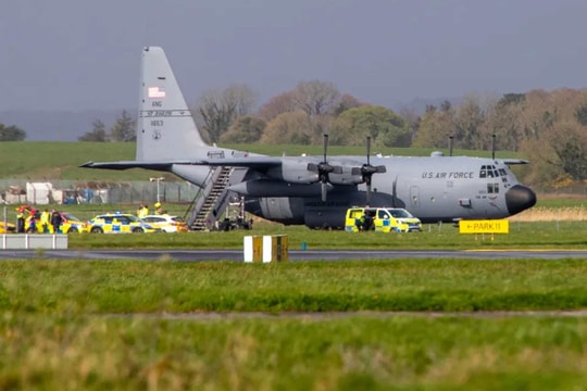 Máy bay vận tải C-130 Hercules của Mỹ bị hư hại sau vụ tấn công bằng rìu tại Ireland