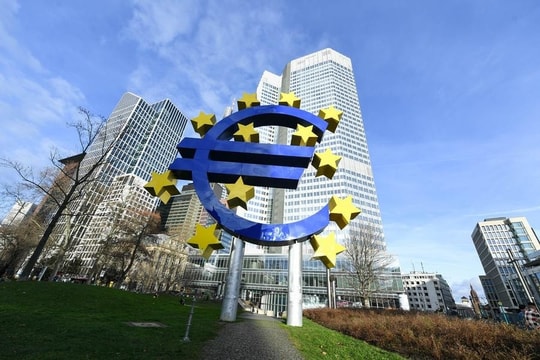 Giá khí đốt châu Âu vượt ngưỡng 50 EUR/MWh, ECB nâng dự báo lạm phát lên 2,6%