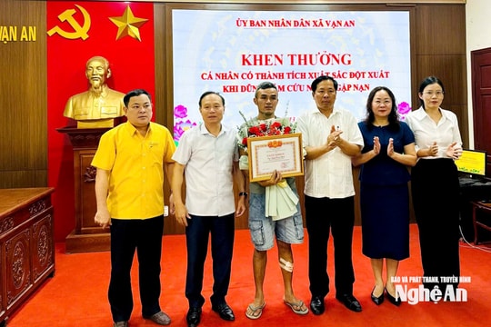 Khen thưởng người đàn ông dũng cảm cứu hai mẹ con gặp nạn trên sông Lam
