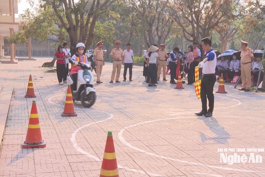Nghệ An: Phổ biến kiến thức về an toàn giao thông cho học sinh THPT