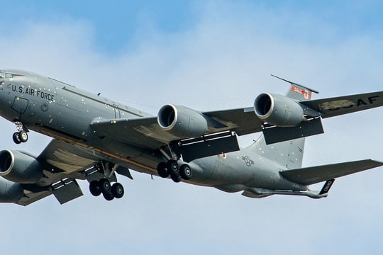 Cận cảnh máy bay tiếp dầu KC-135R của Mỹ hư hại sau cuộc tấn công từ Iran
