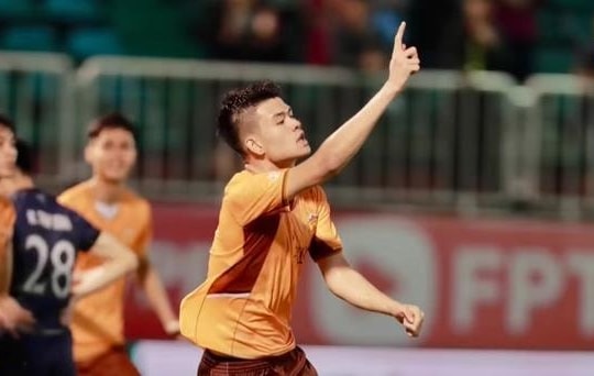 Sao trẻ 1m95 Đinh Quang Kiệt khóa chặt Nguyễn Xuân Son giúp HAGL hạ gục Nam Định