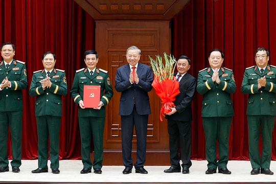 Tổng Bí thư, Chủ tịch nước trao quyết định của Bộ Chính trị về công tác cán bộ