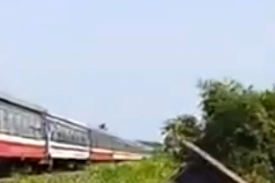 Công nông bị tàu hỏa đâm khi băng qua lối đi tự mở, 3 người thương vong