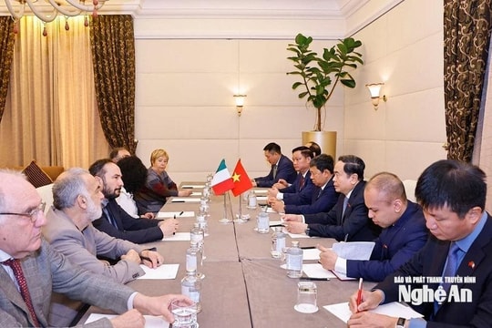 Chủ tịch Quốc hội Trần Thanh Mẫn gặp Tổng Bí thư Đảng Tái lập Cộng sản Italia Maurizio Acerbo