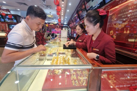 Giá vàng hôm nay 15/4/2026: Giá vàng SJC, nhẫn 9999, vàng nữ trang 24K 18K và giá vàng thế giới