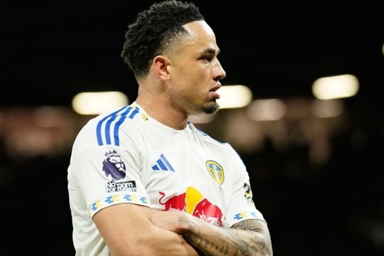 Manchester United thua sốc Leeds United: Tấm thẻ đỏ tai hại của Lisandro Martinez