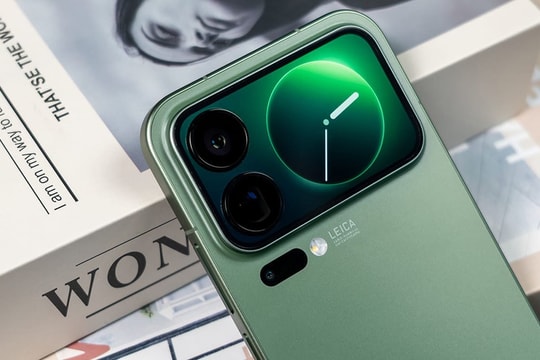 Xiaomi 18 Pro lộ diện với pin 7.000 mAh và hệ thống camera kép 200MP