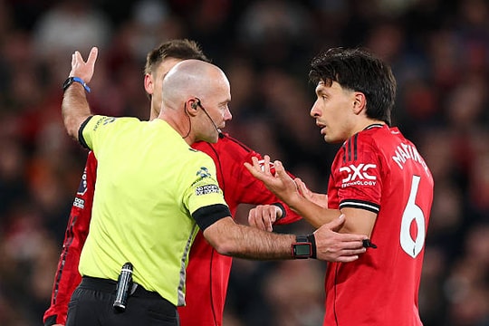 Man Utd rơi vào khủng hoảng: Thẻ đỏ tranh cãi của Martinez và thất bại trước Leeds United