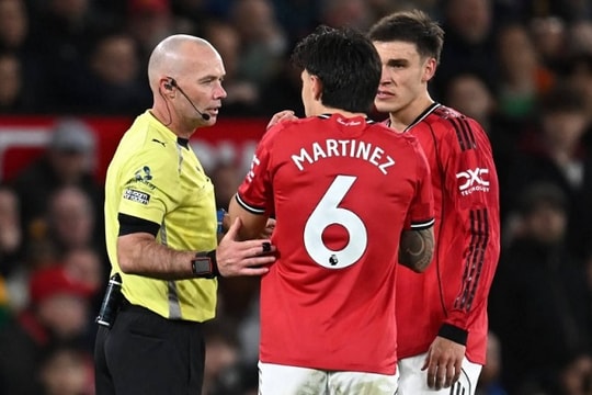 Lisandro Martinez nhận thẻ đỏ hy hữu vì lỗi giật tóc, Man United thua sốc Leeds United 1-2