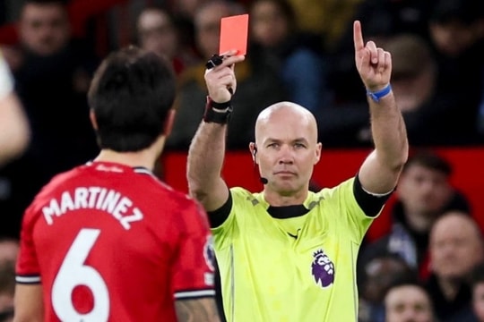 Roy Keane dội gáo nước lạnh vào Michael Carrick sau tấm thẻ đỏ của Martinez