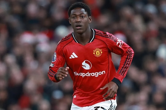 Manchester United 1-2 Leeds United: Hệ thống của Michael Carrick vỡ vụn vì thiếu Kobbie Mainoo
