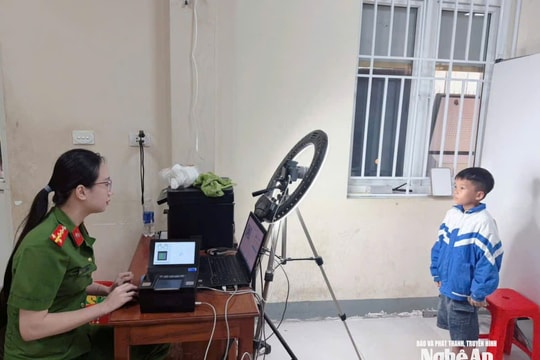 Công an Nghệ An cấp căn cước và định danh điện tử cho trẻ em trong dịp nghỉ lễ