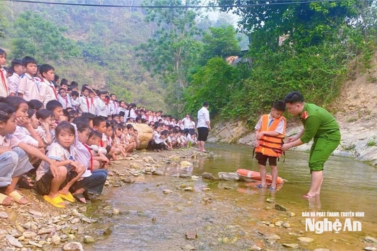 Hướng dẫn học sinh cách phòng đuối nước bằng trải nghiệm thực tế